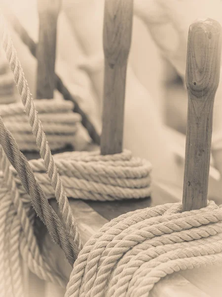 旧的老式港口码头帆船绳索 — 图库照片