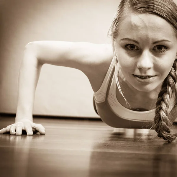 Ženy trénink doma dělá push up — Stock fotografie