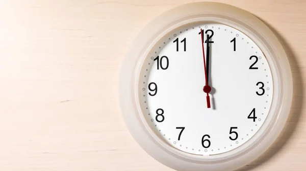 Clock ticking showing twelve hours — Stock Photo, Image