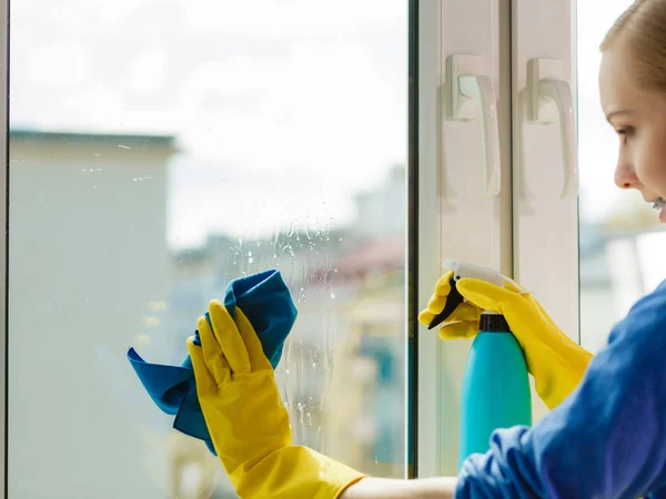 Chica ventana de limpieza en casa usando trapo detergente —  Fotos de Stock