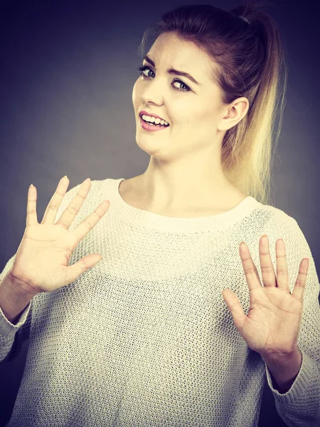 Kobieta odmówić coś Wyświetlono stop gest rękami — Zdjęcie stockowe