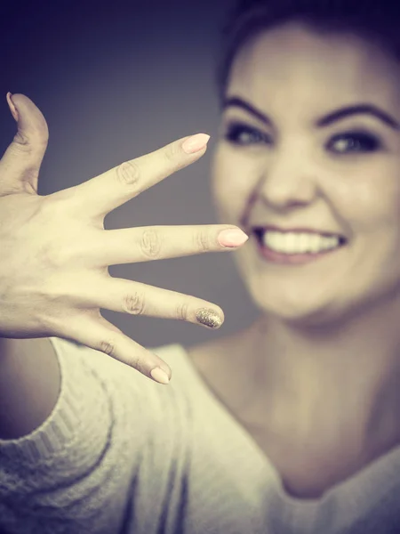 Mulher feliz mostrando sua mão — Fotografia de Stock