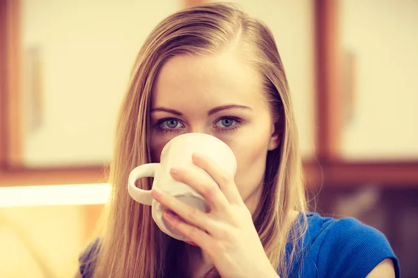 Kvinna som håller kopp te kaffe — Stockfoto