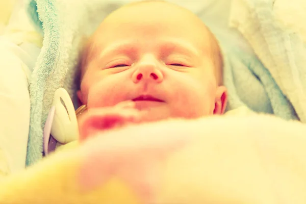 Little newborn baby sleeping calmly in blanket — Stock Photo, Image