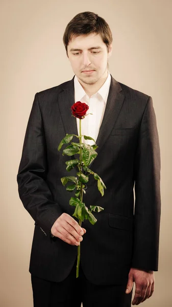 Pohledný muž s růží — Stock fotografie