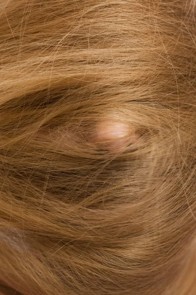 Πρόσωπο γυναίκας καλυμμένο με ξανθά μακριά μαλλιά — Φωτογραφία Αρχείου
