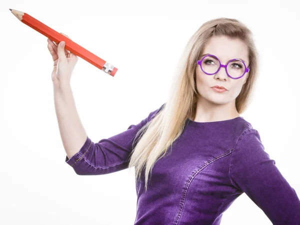 Mujer seria sostiene lápiz grande en la mano — Foto de Stock