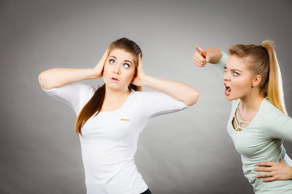 Duas mulheres tendo discutido — Fotografia de Stock