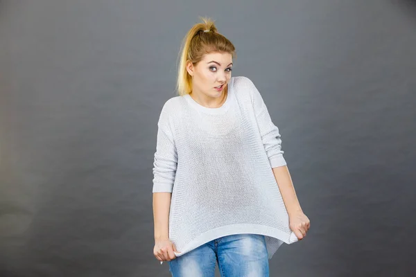 Frau trägt zu großen Pullover — Stockfoto
