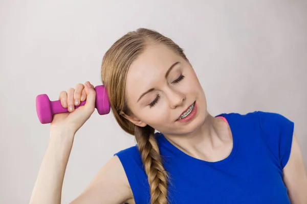 Tiener vrouw uit te werken thuis met halter — Stockfoto