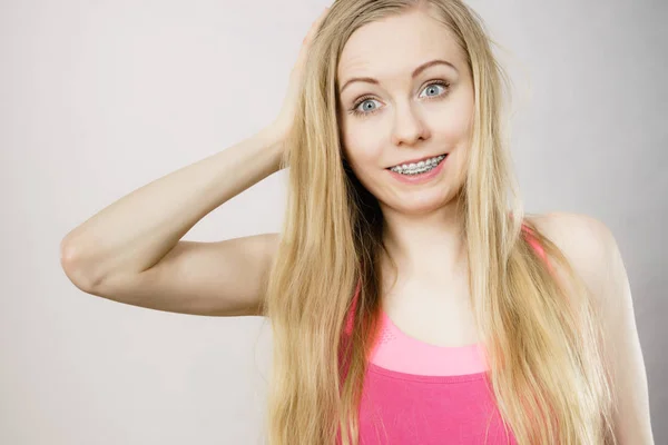 Giovane donna che tocca i capelli lunghi — Foto Stock