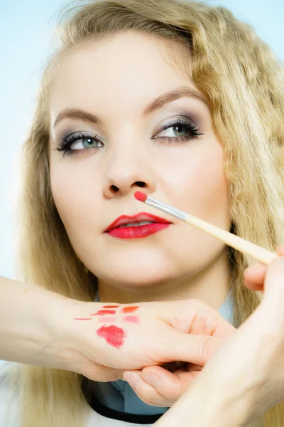 Lippenstift auf Modellippen auftragen — Stockfoto