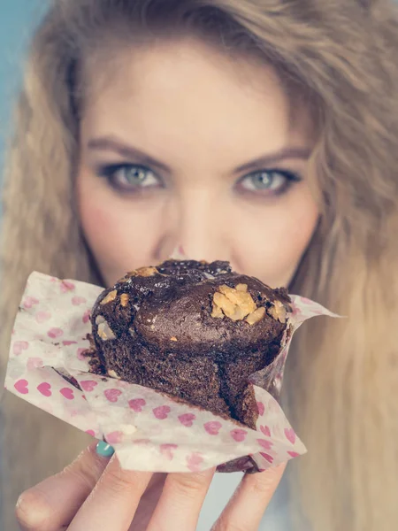 Attraktive Frau hält Kuchen in der Hand — Stockfoto