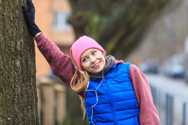 Mujer usando ropa deportiva cálida relajante después de hacer ejercicio —  Fotos de Stock