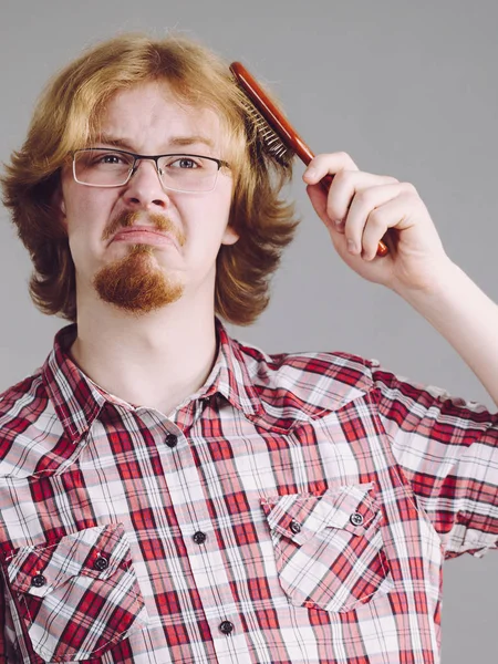 Homem com problema com a escovação do cabelo — Fotografia de Stock