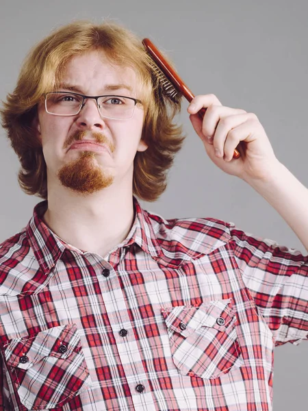 Homme ayant des problèmes avec le brossage des cheveux — Photo