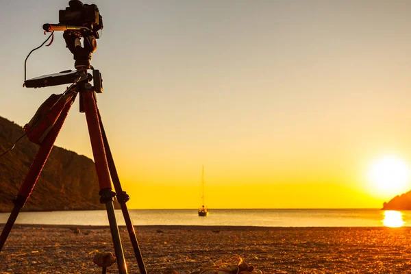 Cámara tomando fotos del amanecer sobre la superficie del mar — Foto de Stock