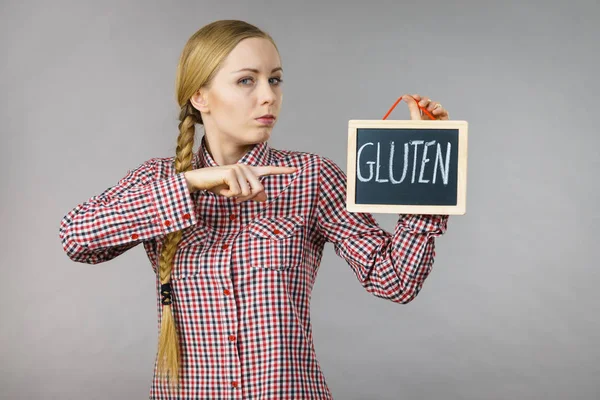 Mulher segurando placa com sinal de glúten — Fotografia de Stock