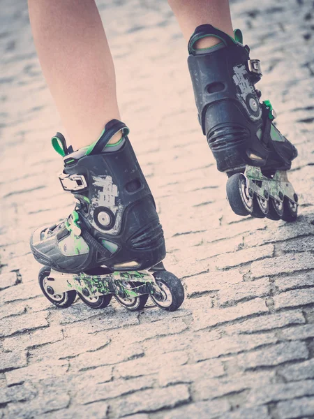 Jambes de femme portant des patins à roulettes — Photo