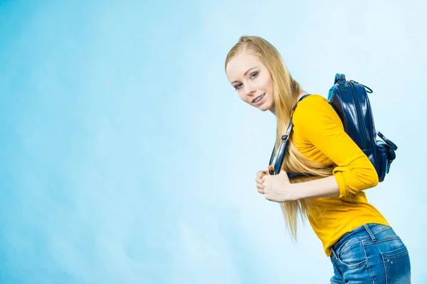 Дівчина-підліток з шкільним рюкзаком — стокове фото