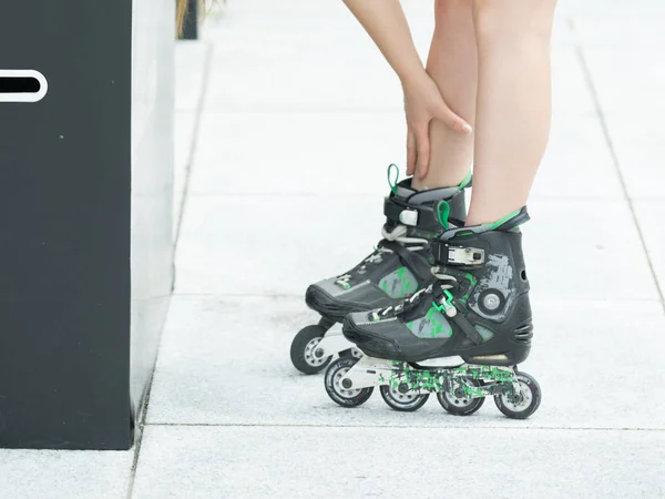 Jambes de femme portant des patins à roulettes — Photo