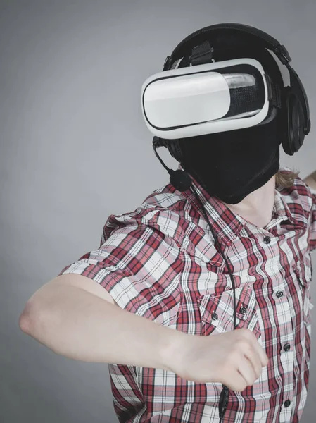 Gamer homem vestindo VR — Fotografia de Stock