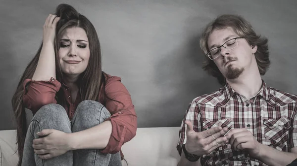 Mujer y hombre después de discutir en el sofá — Foto de Stock