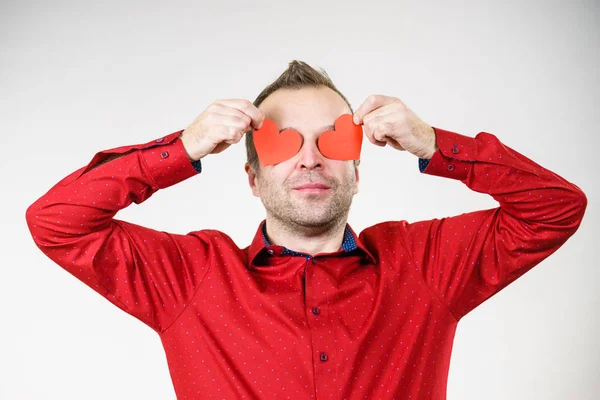 Hombre enamorado de los corazones en los ojos —  Fotos de Stock