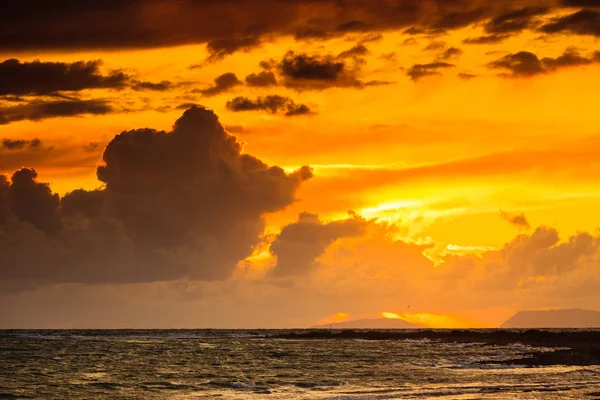 Günbatımı deniz yüzeyi, kara bulutlar üzerinde. — Stok fotoğraf