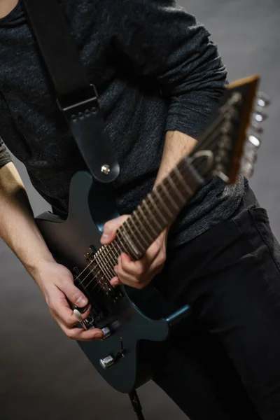 Mains masculines jouant de la guitare électrique — Photo