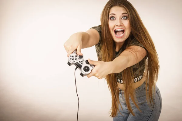Gamer vrouw met gaming pad — Stockfoto