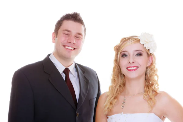Felice sposo e sposa in posa per il matrimonio foto — Foto Stock