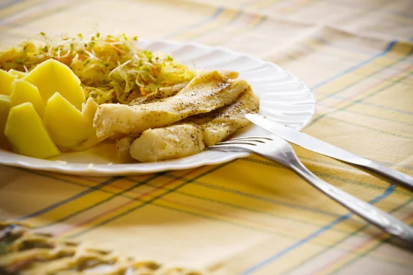 Diner maaltijd vis met salade en aardappelen — Stockfoto