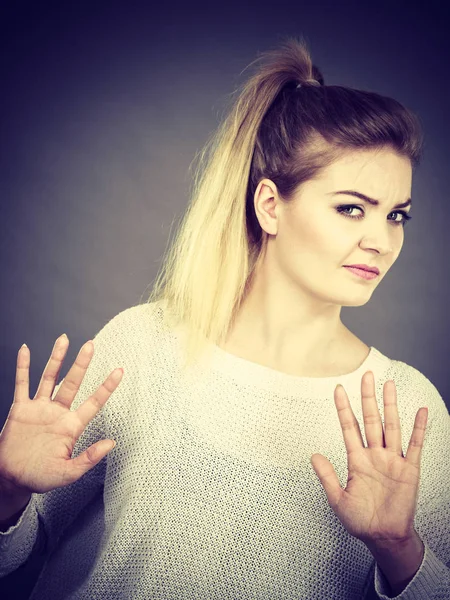 Mujer negar algo mostrando stop gesture con las manos —  Fotos de Stock