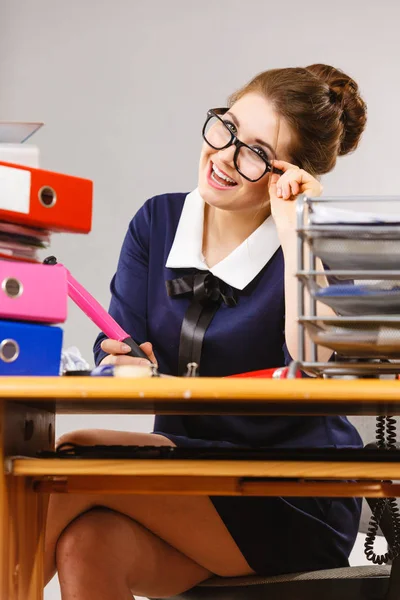 Femme d'affaires heureuse au bureau — Photo