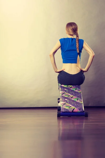 女性の腹筋用ベンチでトレーニング — ストック写真