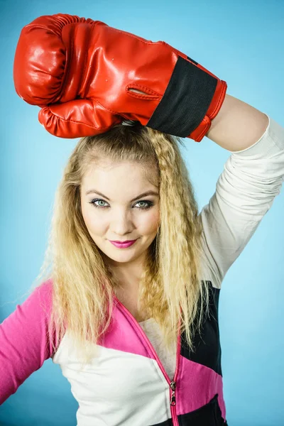 Chica divertida en guantes rojos jugando boxeo deportivo — Foto de Stock