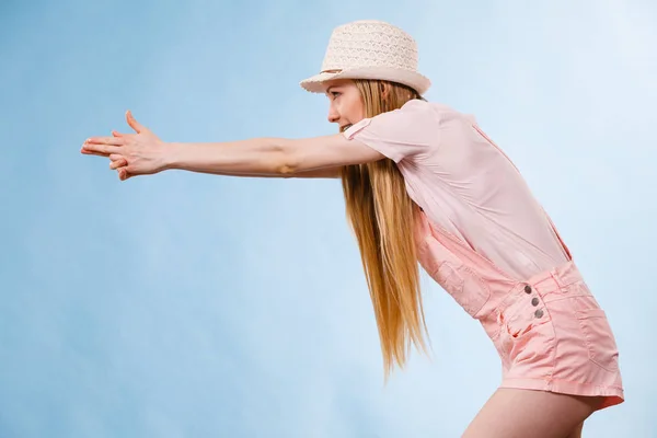 Mujer vestida con traje de verano señalando — Foto de Stock