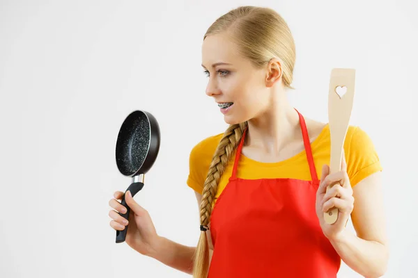 Mulher segurando panela de cozinha e espátula — Fotografia de Stock