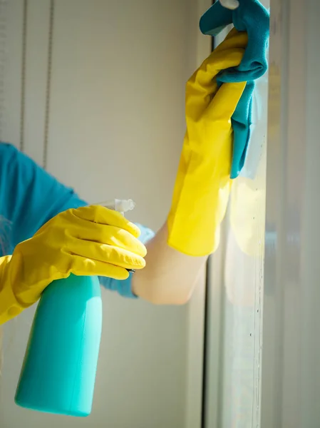 Janela de limpeza das mãos em casa usando pano de detergente — Fotografia de Stock