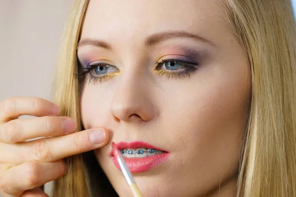 Mulher ficando maquiagem feita pelo artista — Fotografia de Stock