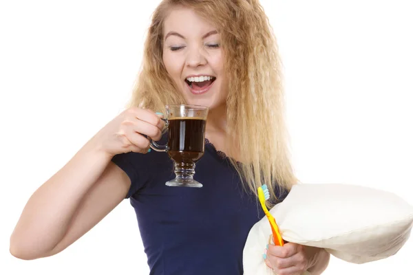コーヒーを飲んでいる後半面白い女性 — ストック写真
