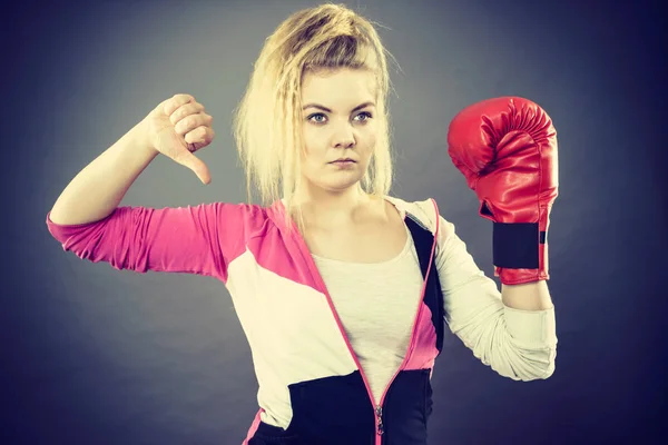 Mulher usando luvas de boxe mostrando o polegar para baixo — Fotografia de Stock