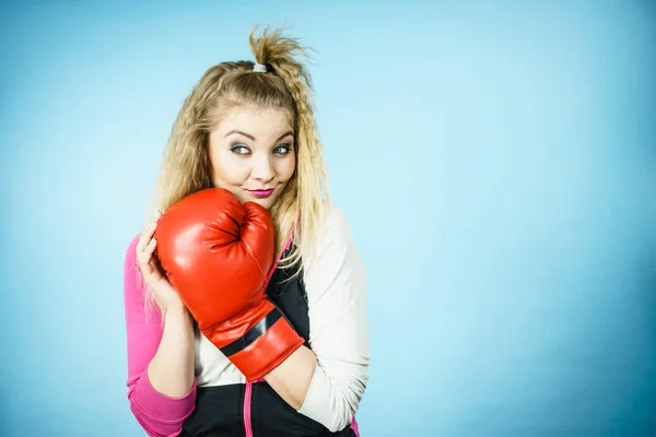 Lustiges Mädchen in roten Handschuhen beim Sportboxen — Stockfoto