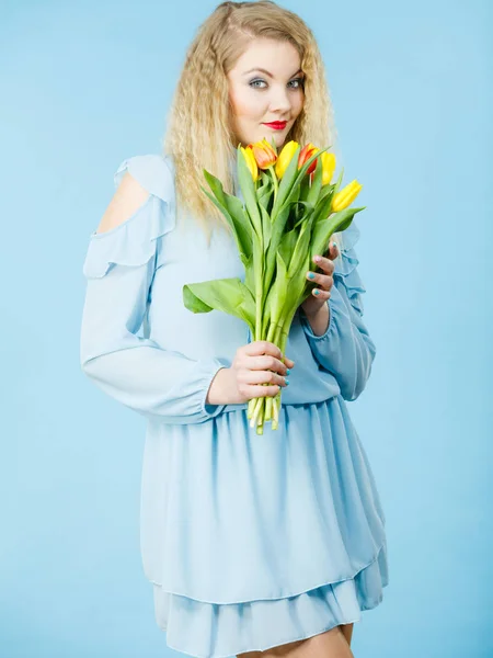 Bella donna con mazzo di tulipani gialli rossi — Foto Stock