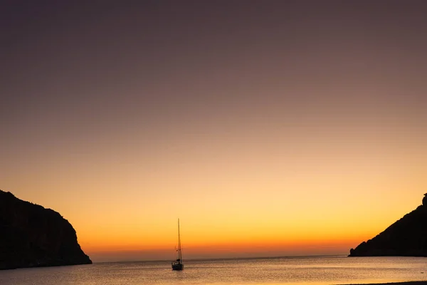 Salida o puesta del sol sobre la superficie del mar — Foto de Stock