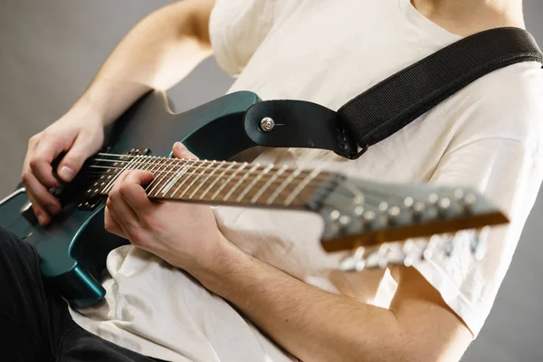 Elektro gitar çalmak adamın yakın çekim — Stok fotoğraf