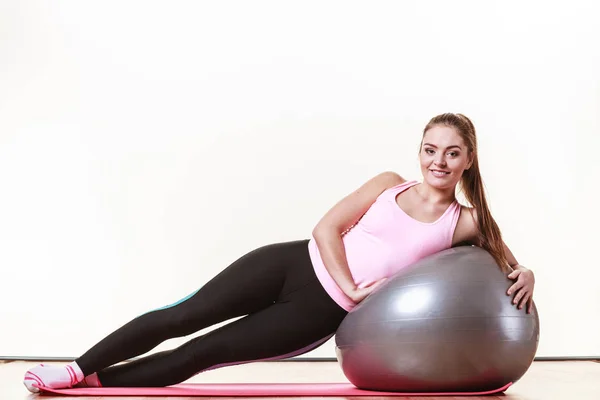 Girl exercising with fit ball — Stock Photo, Image