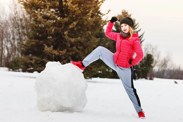 Mujer usando ropa deportiva durante el invierno — Foto de Stock