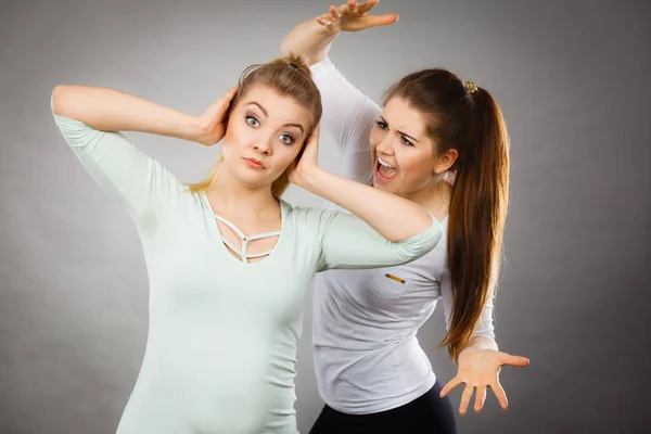 Zwei Frauen haben sich gestritten — Stockfoto